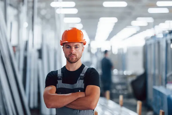 Cavalletti Braccia Incrociate Ritratto Operaio Industriale Maschile Fabbrica Giovane Tecnico — Foto Stock