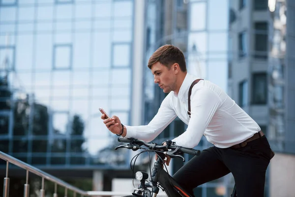 Responde Mensagem Empresário Roupas Formais Com Bicicleta Preta Está Cidade — Fotografia de Stock