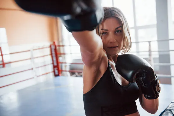 Golpe Superior Mujer Deportista Entrenando Ring Boxeo Ropa Color Negro — Foto de Stock