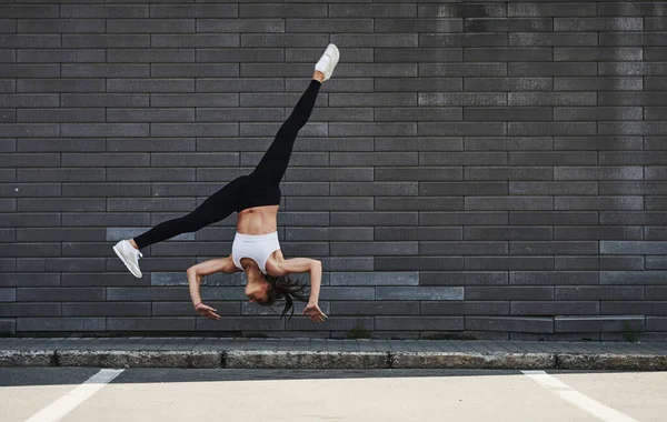 Doing Crazy Parkour Athletic Stunts Young Sportive Brunette Slim Body — Stock Photo, Image