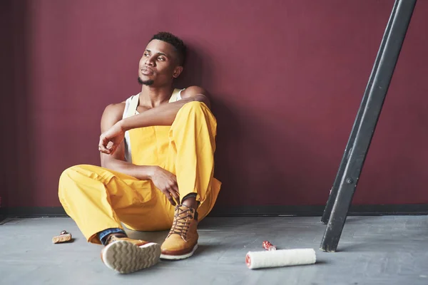 Taking Break Young African American Worker Yellow Uniform Have Some — Stock Photo, Image