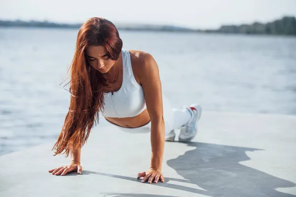 Haciendo Flexiones Foto Mujer Deportiva Haciendo Ejercicios Fitness Cerca Del — Foto de Stock