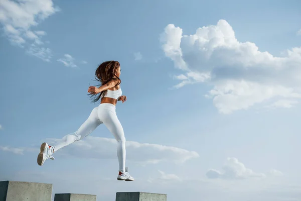 Hoch Den Himmel Läuferin Weißen Sportklamotten Beim Fitnesstraining — Stockfoto