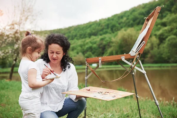 Hard Teaching Granddaughter How Paint Natural Parkland — Stock Photo, Image