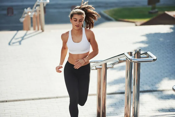 Mujer Deportiva Tienen Día Fitness Correr Ciudad Durante Día Cerca — Foto de Stock