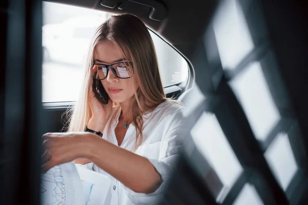 Concentrado Trabajo Mujer Negocios Inteligente Sienta Asiento Trasero Del Coche — Foto de Stock