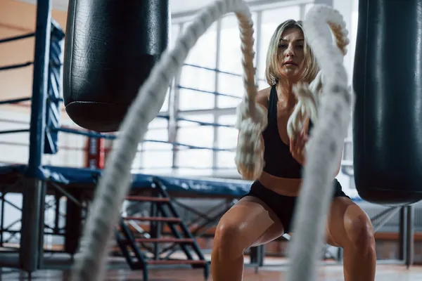 Anel Boxe Atrás Mulher Desportiva Loira Tem Exercício Com Cordas — Fotografia de Stock