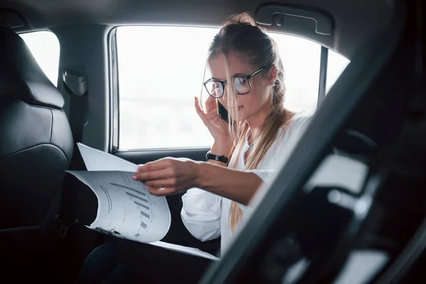 Comunicación Con Jefe Mujer Negocios Inteligente Sienta Asiento Trasero Del — Foto de Stock