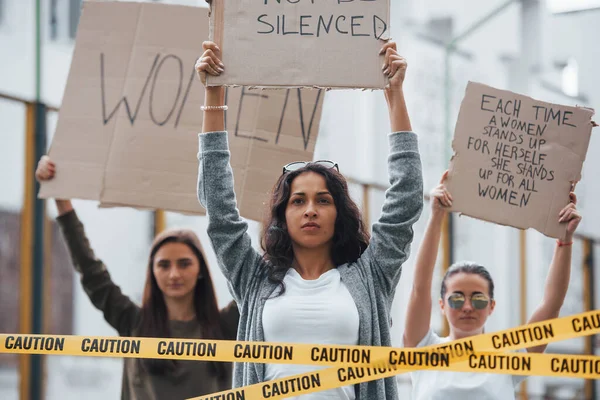 Горизонтальный Выстрел Группа Феминисток Протестует Свои Права Открытом Воздухе — стоковое фото