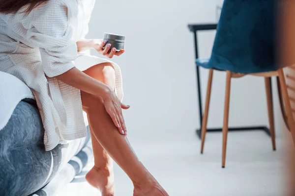 Applique Crème Sur Les Pieds Photo Recadrée Femme Vêtements Blancs — Photo