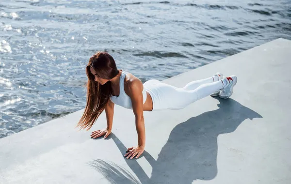 Robi Pompki Strzał Sportowej Kobiety Robi Ćwiczenia Fitness Pobliżu Jeziora — Zdjęcie stockowe