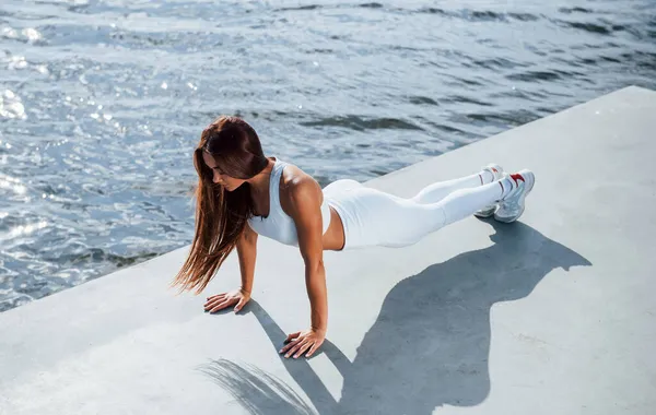 Haciendo Flexiones Foto Mujer Deportiva Haciendo Ejercicios Fitness Cerca Del — Foto de Stock