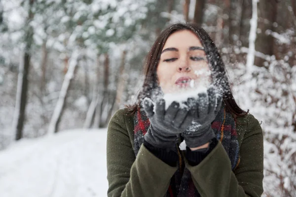 Ritratto Bella Donna Che Soffia Neve Nella Foresta Giorno — Foto Stock