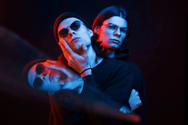 Yüzün Yanılsaması Kiz Kardeşlerin Portresi Stüdyo Karanlık Stüdyoda Neon Işıkla — Stok fotoğraf