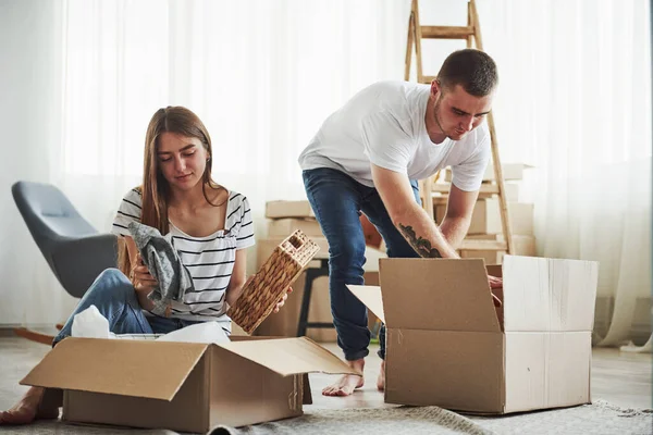 Hora Desempacar Esas Cajas Alegre Pareja Joven Nuevo Apartamento Concepción — Foto de Stock