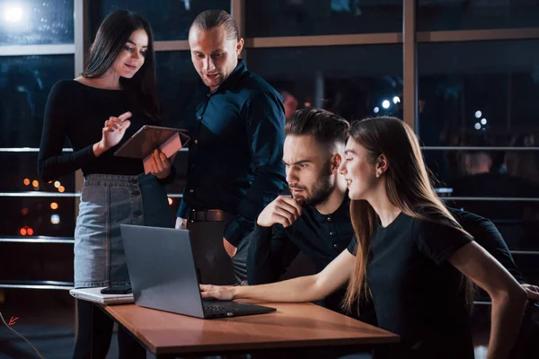 Många Apparater Teamet Unga Affärsmän Arbetar Med Sitt Projekt Nattetid — Stockfoto