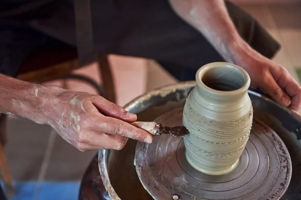 Close View Ceramist Uses Potter Wheel Creates Handmade Clay Product — Stock Photo, Image