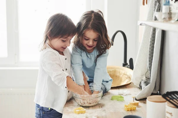 Dobra Praca Zespołowa Przedszkolaki Uczą Się Gotować Mąką Białej Kuchni — Zdjęcie stockowe