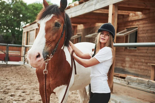 Capacete Preto Mulher Feliz Com Seu Cavalo Rancho Durante Dia — Fotografia de Stock