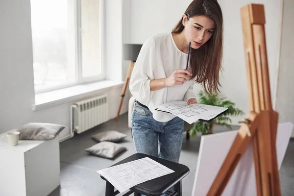 Sculpting Data Young Brunette Room White Walls Daylight Comes Window — Stock Photo, Image