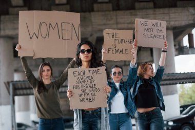 Değişik insanlar. Bir grup feminist kadın dışarıda hakları için protesto yapıyor..