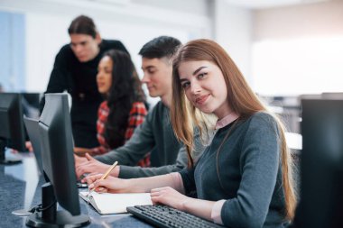 İşimi çok seviyorum. Modern ofiste sıradan kıyafetler giyen bir grup genç..