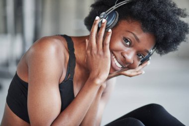 Mola verdim. Spor yaptıktan sonra spor kıyafetli Afrikalı Amerikalı bir kızın portresi..