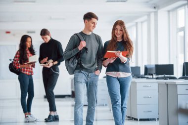 Şuna bir bak, oldukça ilginçtir. Bir grup genç, mola zamanlarında ofiste yürüyorlar..