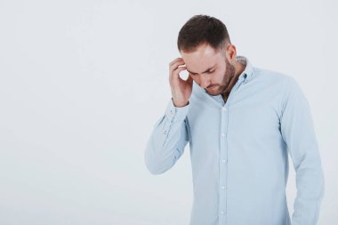 Sorunlarım var. Resmi kıyafetli adam stüdyoda beyaz arka plana karşı duruyor..