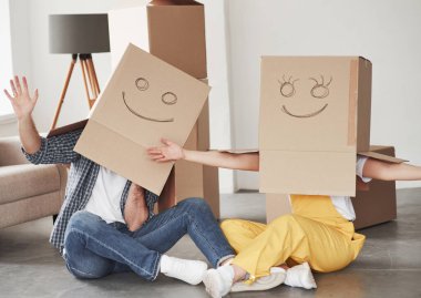 Mutlu çift kavramı. İnsanlar yeni evlerinde bir araya geliyorlar. Taşınma kavramı.