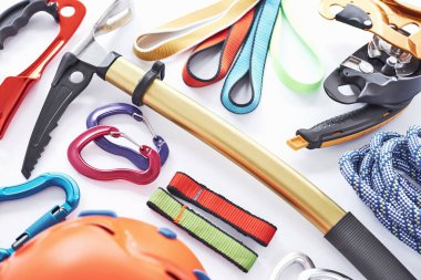 Aktif turizm için mükemmel bir set. Üst Manzara. Beyaz masada yatan güvenlik için tırmanma ekipmanları. Ekstrem spor anlayışı.