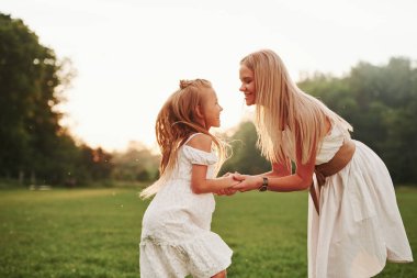 Şimdi nereye gideceğimi biliyorum. Anne ve kızı dışarıda, tarlada yürüyüş yaparak hafta sonunun tadını çıkarıyorlar. Güzel doğa..