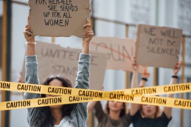 Protesto sırasında eğlenmek. Bir grup feminist kadının dışarıda hakları için isyan var..