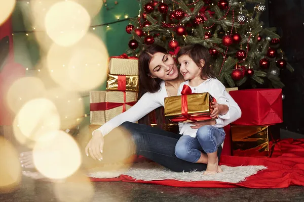 Olhando Para Lado Mãe Filha Alegre Sentado Perto Árvore Natal — Fotografia de Stock