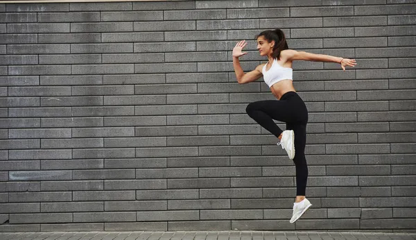 Foto Movimiento Joven Morena Deportiva Con Forma Cuerpo Delgado Contra — Foto de Stock