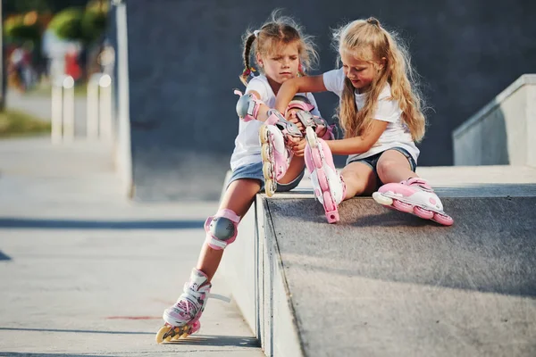 Warm Weather Ramp Extreme Sports Two Little Girls Roller Skates — Stock Photo, Image