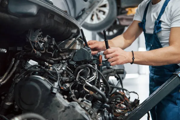 Necesito Ponerlo Correctamente Empleado Uniforme Color Azul Trabaja Salón Automóviles — Foto de Stock