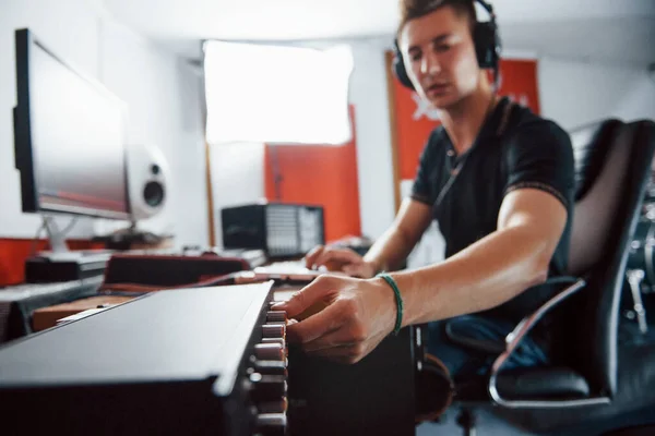 Ses Mühendisi Stüdyoda Çalışan Müziği Karıştıran Kulaklıklar — Stok fotoğraf