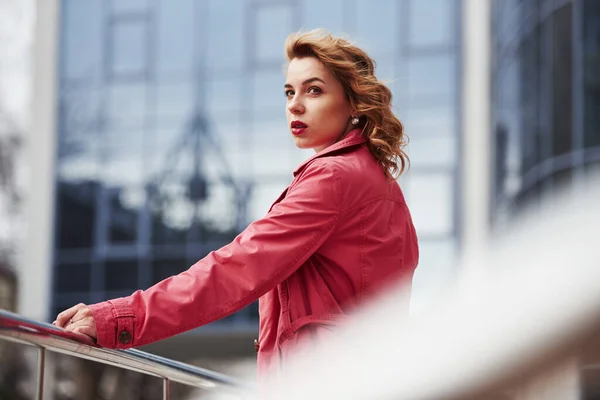 Pembe Renkli Kıyafetler Sıcak Kırmızı Ceketli Yetişkin Güzel Kadın Hafta — Stok fotoğraf