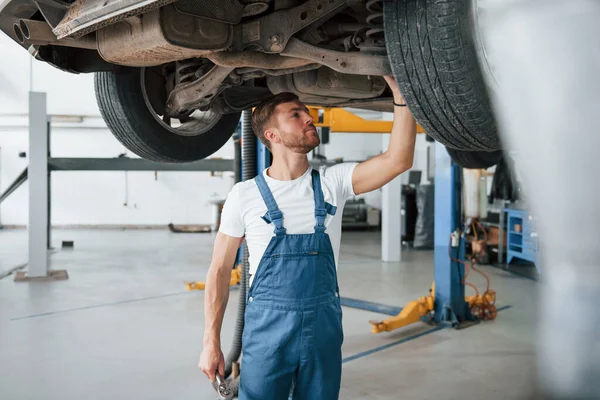 Bien Empleado Uniforme Color Azul Trabaja Salón Automóviles — Foto de Stock