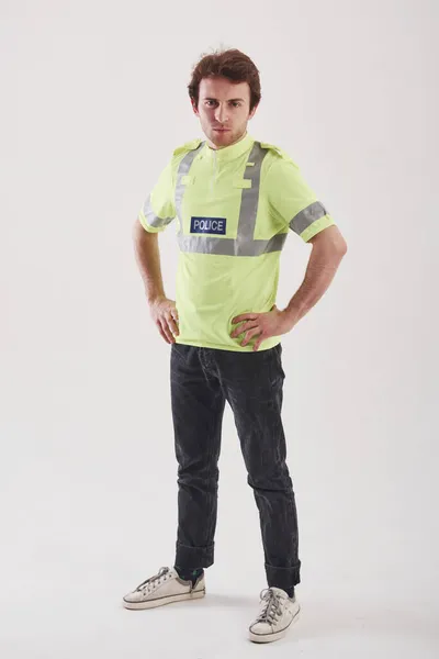 Polizist Grüner Uniform Steht Vor Weißem Hintergrund Studio — Stockfoto