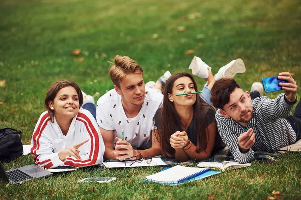 Hora Una Selfie Grupo Jóvenes Estudiantes Ropa Casual Sobre Hierba — Foto de Stock