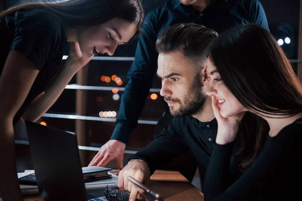 Fokuserat Foto Teamet Unga Affärsmän Arbetar Med Sitt Projekt Nattetid — Stockfoto