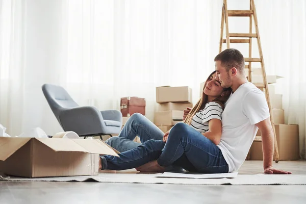 Habitación Vacía Con Cajas Escalera Alegre Pareja Joven Nuevo Apartamento —  Fotos de Stock