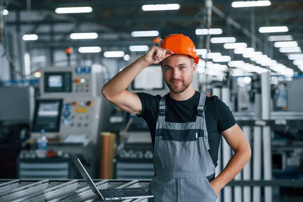 Berührender Schutzhelm Industriearbeiter Einer Fabrik Junger Techniker Mit Orangefarbenem Hut — Stockfoto