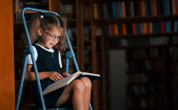 Konzentration Aufs Lesen Schulmädchen Auf Der Leiter Der Bibliothek Voller — Stockfoto