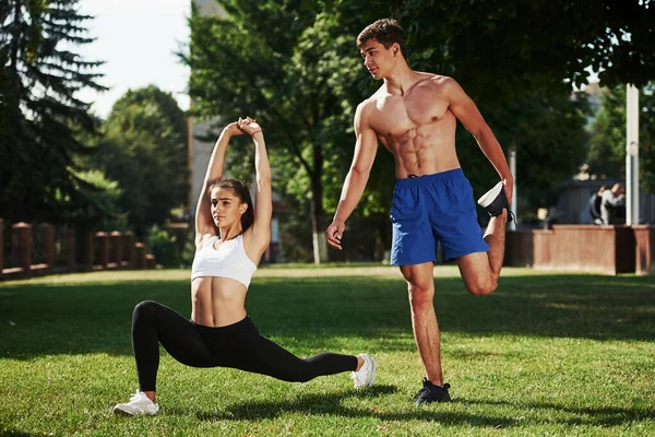 Juntos Más Divertido Hombre Mujer Tienen Día Fitness Ciudad Durante —  Fotos de Stock