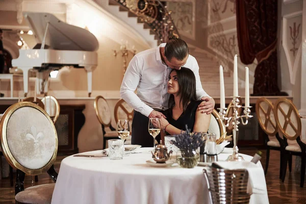 Geeft Een Kus Het Hoofd Mooi Koppel Hebben Romantisch Diner — Stockfoto
