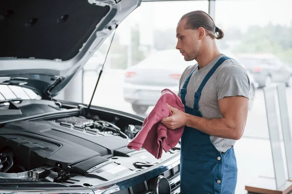 Mann Blauer Uniform Arbeitet Mit Kaputtem Auto Reparaturen Vornehmen — Stockfoto