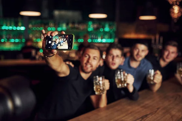 Sto Facendo Selfie Tre Amici Che Riposano Pub Con Birra — Foto Stock